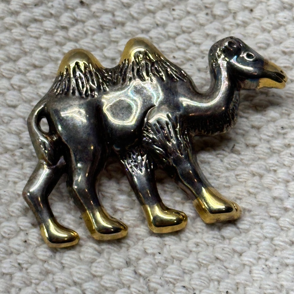 4 costume jewelry pins, Camel, Apple, Drummer, Fish - Picture 8 of 10